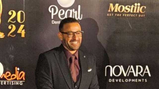 أحمد السقا يفوز بجائزة النجم الذهبي في مهرجان الأفضل ويهديها لوالده