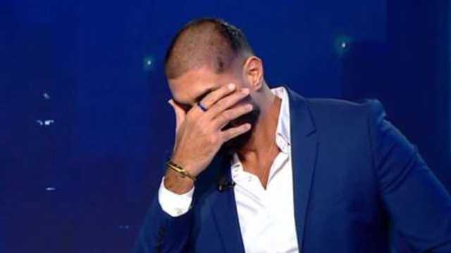 خالد سليم يغني لابنته خديجة داخل أحد المستشفيات.. ما السبب؟