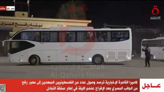مراسل «القاهرة الإخبارية»: الأسرى المبعدون يخضعون للفحوصات الطبية بمعبر رفح