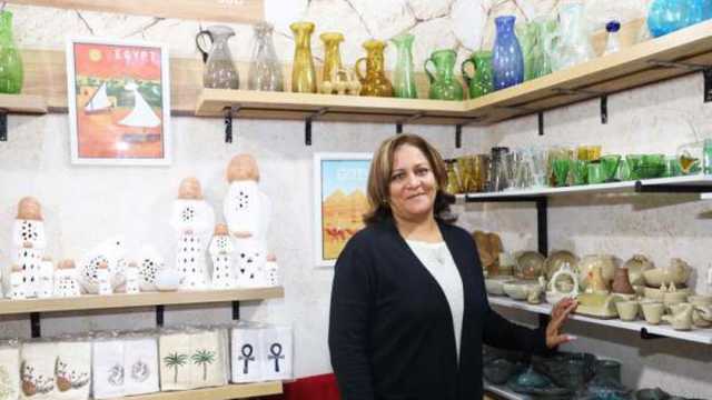 «هناء» تبدع في صناعة الفخار والزجاج بمعرض تراثنا: «بدأت برأسمال 2000 جنيه»