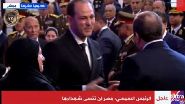 الرئيس السيسي يوصي شقيق الشهيد عمر القاضي على والدته: «ربنا يعوض عليكم»