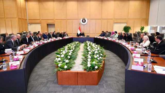 وزير الصناعة والنقل يستعرض مقترحات حل معوقات صناعة الأدوية في مصر