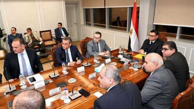 وزير الإسكان يستعرض خطة تسويق أحد مشروعات «المجتمعات العمرانية» بالعاصمة الإدارية