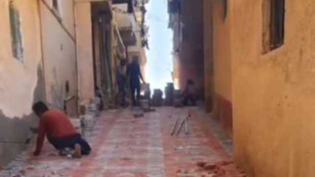 رصف وتركيب بلاط الإنترلوك بـ3 مناطق في شوارع مطروح
