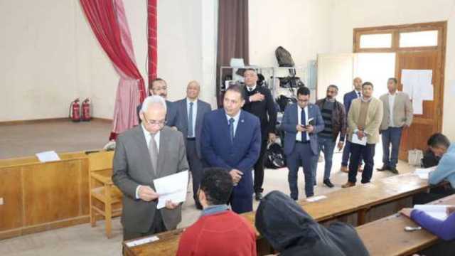 رئيس جامعة المنيا يتابع سير العملية الامتحانية في كلية الطب البيطري