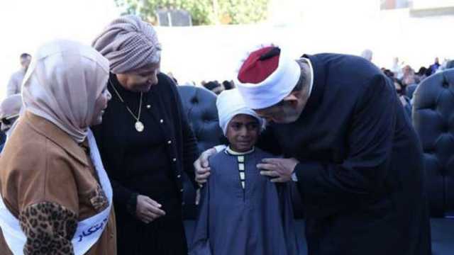 «جبر بخاطره».. موقف إنساني من شيخ الأزهر تجاه تلميذ أثناء افتتاح معهد بالأقصر