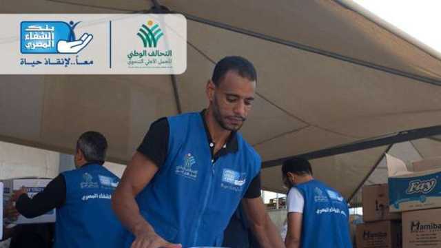 بنك الشفاء المصري يباشر تجهيز شاحنات المساعدات الطبية ضمن القافلة الموجهة إلى غزة