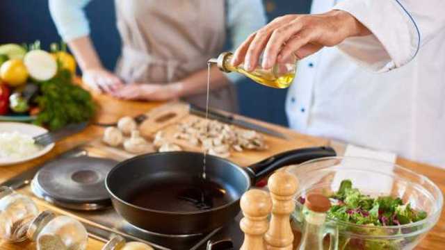 زيت أقل في رمضان.. 5 نصائح لتقليل الدهون في الأكل من غير ما تحسي بالفرق