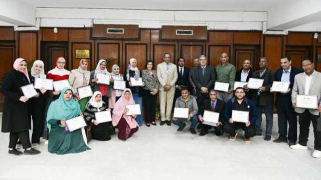 محافظ قنا يكرم خريجي برنامج تدريب الموظفين الحكوميين على لغة الإشارة