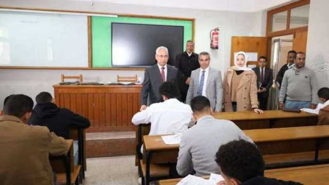 رئيس جامعة المنيا يتفقد سير العملية الامتحانية في 3 كليات اليوم