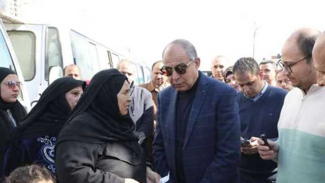 محافظ المنيا يتفقد قافلة طبية في قرية المعصرة.. الكشف والعلاج مجانا