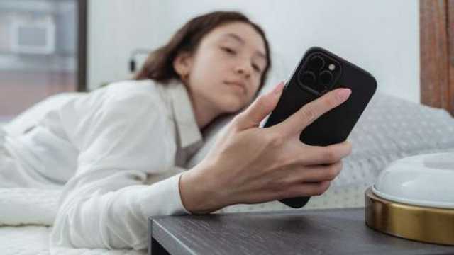 3 أسباب تدفعك للتوقف عن تصفح الهاتف فور الاستيقاظ.. تضر بصحتك