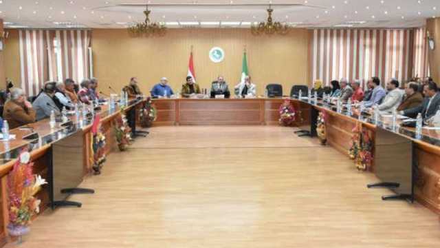 محافظ الشرقية يستعرض تطبيق منظومة تراخيص المحال العامة 
