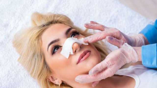 حلم الجمال ينتهي بكوارث.. خطورة تلقي خدمات تجميل على أيدي غير المتخصصين