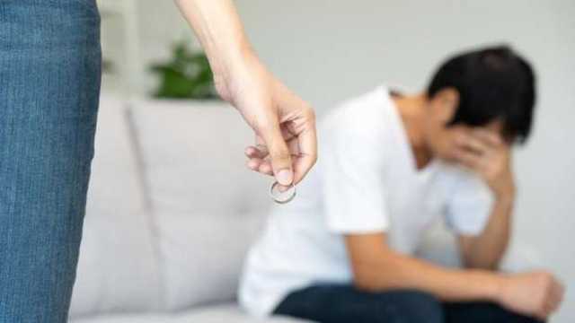 دينا تطلب الخلع بعد عِشرة 30 عامًا: «مش عايزه منه حاجه غير كلمة طالق» 