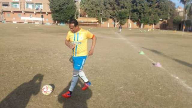 كبير حريفة «شباب ناصر».. الأسيوطي لاعب ستيني يثبت أن العمر مجرد رقم في كرة القدم