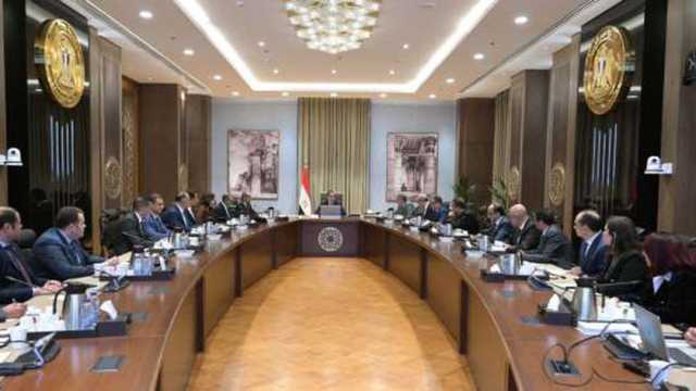 رئيس الوزراء يبحث مقترحات تيسير إنهاء إجراءات وصول السائحين للمطارات المصرية
