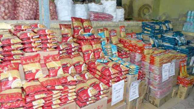 «إقبال كثيف» على معارض أهل رمضان.. فرحة بين المواطنين بتوافر السلع: «يا ريت تستمر طول العام»