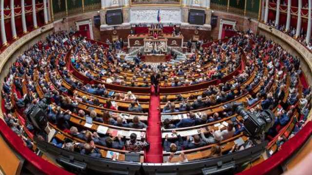 البرلمان الفرنسي يصوت على حجب الثقة عن الحكومة