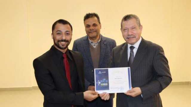 رئيس جامعة مطروح يكرم طلاب بكلية الذكاء الاصطناعي لمشاركتهم في مسابقة هاكاثون