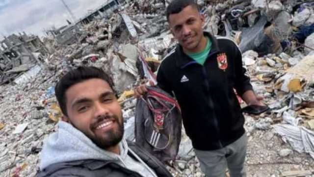 «من صغري بعشقه».. عمر يعثر على منزله في رفح الفلسطينية بفضل شعار النادي