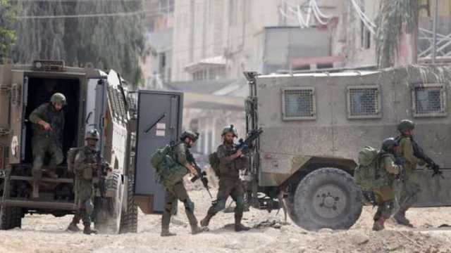 إعلام فلسطيني: قوات الاحتلال الإسرائيلي تداهم منازل الأهالي في مدينة قلقيلية