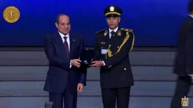 الرئيس السيسي يكرم عددا من أعضاء هيئة الشرطة ويمنحهم أنواط الامتياز
