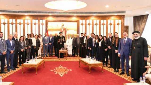 البابا تواضروس يكرم رائدة العمل المجتمعي ماجي جبران