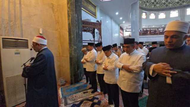 رئيس جامعة الأزهر يؤم آلاف المصلين بصلاة الجمعة في جاكرتا