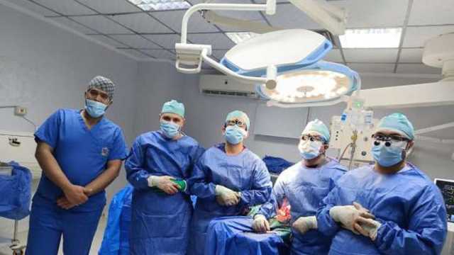 جراحة نادرة لزراعة أعصاب في ذراع مريض مصاب بالشلل بشبين الكوم