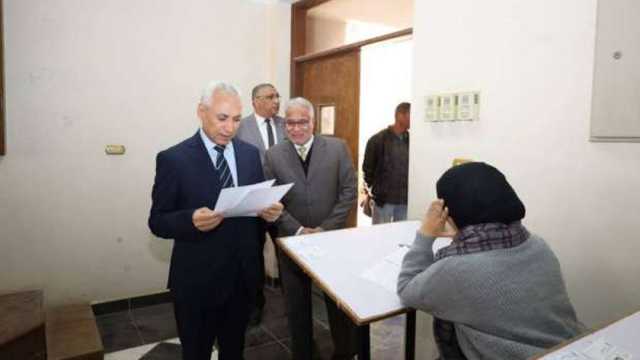 رئيس جامعة المنيا يتابع سير الامتحانات بكليات الزراعة والألسن والهندسة