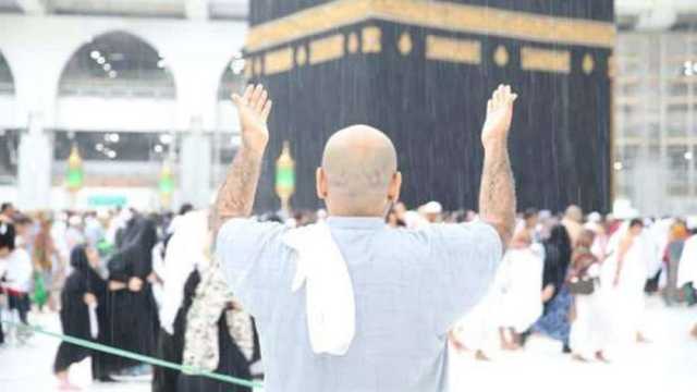 أمطار غزيرة في الحرم المكي أثناء الطواف حول الكعبة.. مشهد مذهل (فيديو)