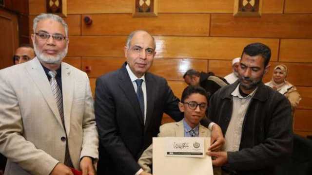 محافظ المنيا يكرم أوائل الطلبة وحفظة القرآن الكريم بمحافظات الصعيد