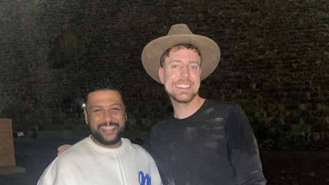 محمد جمعة برفقة مستر بيست خلال زيارته للأهرامات