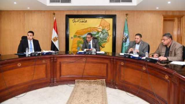 محافظ الفيوم يتابع معدلات الإنجاز في ملف التصالح وتقنين الأراضي