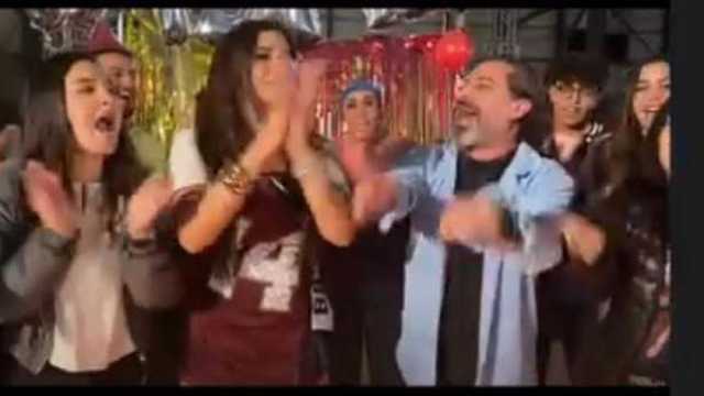 أبطال مسلسل «وتقابل حبيب» يحتفلون بعيد ميلاد ياسمين عبد العزيز داخل لوكيشن