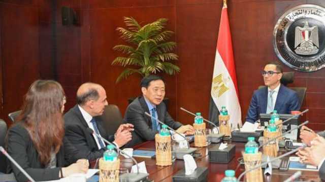 وزير الاستثمار يبحث مع مسؤولي شركة أجنبية إنشاء مصنع لصناعة الكتان في مصر