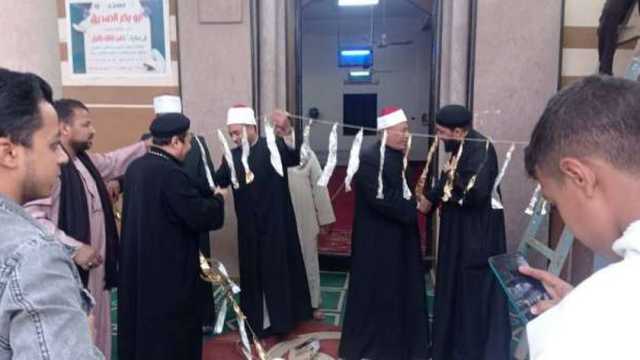 شيوخ وقساوسة قوص يشاركون في تعليق زينة رمضان بقنا.. مشهد يجسد الوحدة الوطنية