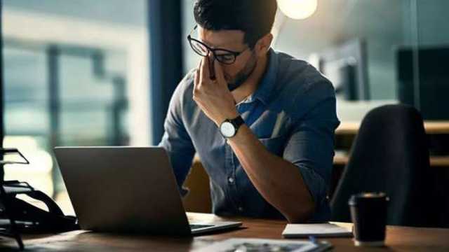 وضعية جلوس شائعة تصيبك بصداع وأرق واكتئاب.. كيف تحمي عمودك الفقري؟