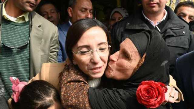 سيدات كوم حمادة يستقبلن محافظ البحيرة بالزغاريد والورود ويطالبن بحل مشاكلهن