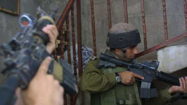 مواجهات بين فلسطينيين وقوات الاحـتلال لدى اقتحامها مخيم الأمعري في رام الله