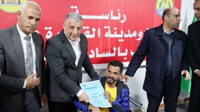 محافظ الإسماعيلية يسلم 10 من ذوي الهمم عقود عمل بالمنطقة الحرة