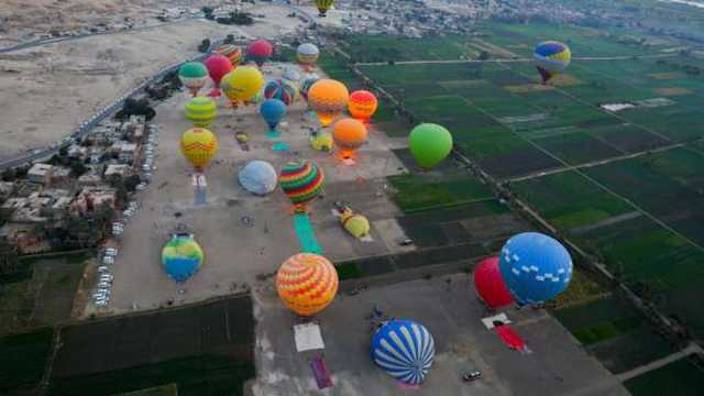 71 رحلة بالون تقل آلاف السياح.. الأقصر تحتفل بعيد الطيران المدني الـ95