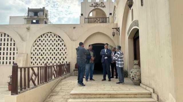 وزير الثقافة يجري جولة مفاجئة بمركز الحرف التراثية.. ويوجّه بتنظيم ملتقيات فنية للحرف