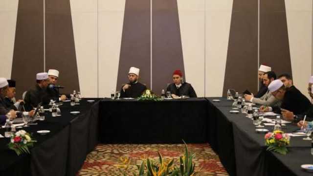وزير الأوقاف يناقش تصحيح بعض المفاهيم الخاطئة المنتشرة بين الشباب الماليزي