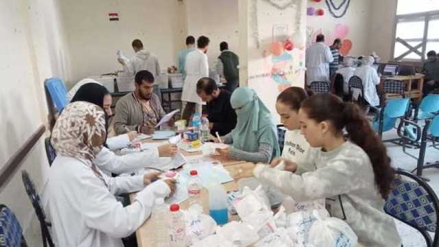 فحص 1120 طفلا ضمن قافلة طبية بقرية توفيق الحكيم في البحيرة