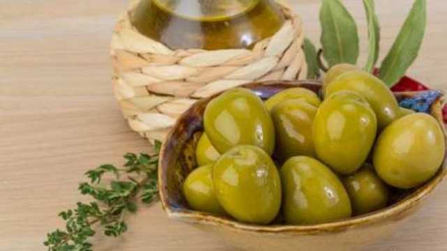 يكافح السرطان.. 8 فوائد يقدمها الزيتون الأخضر لصحتك و5 طرق لتحضيره