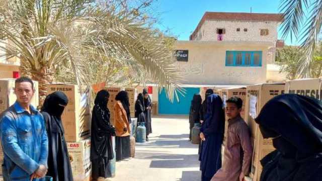 رئيس مدينة سيوة يسلّم 15 جهازا على عرائس أيتام من غير القادرات