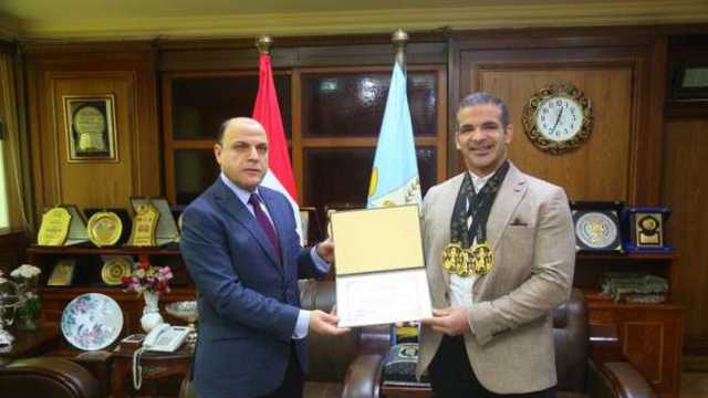 محافظ كفر الشيخ يكرم الحاصل على المركز الأول عالميا في بطولة القوة البدنية
