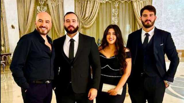 «كأنه أخوهم».. المخرج مجدي الهواري وأبناؤه يخطفون الأنظار في أحدث ظهور